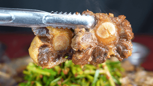 Tongs for holding hot boiled oxtail