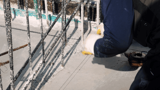 건설 현장에서 콘크리트 바닥에 표시하는 작업자