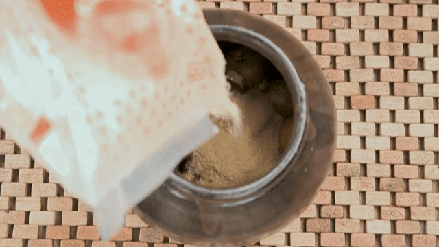 설탕이 배가 든 항아리에 부어지는 모습