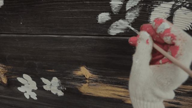 나무 판자에 그리는 하얀 꽃