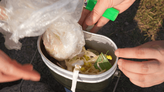 캠핑 반합에 부어지는 낙곱새 재료들