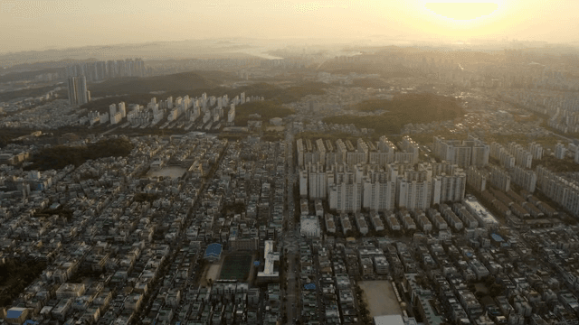 일몰에 펼쳐진 광활한 도시 전경