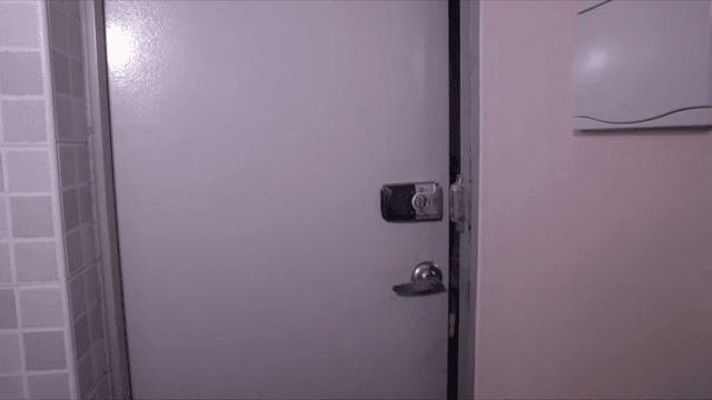 급하게 문 밖을 나서는 여성