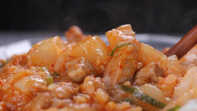 돼지고기와 무볶음이 들어간 덮밥 한 숟가락