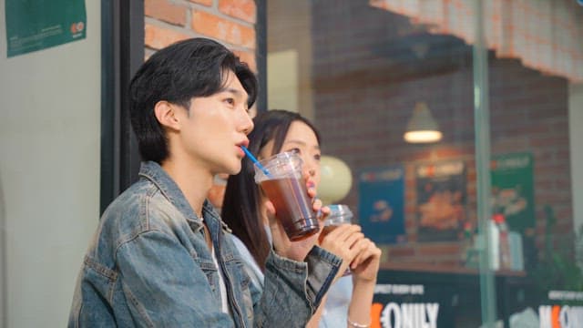 커플이 야외에서 아이스커피를 즐기는 모습