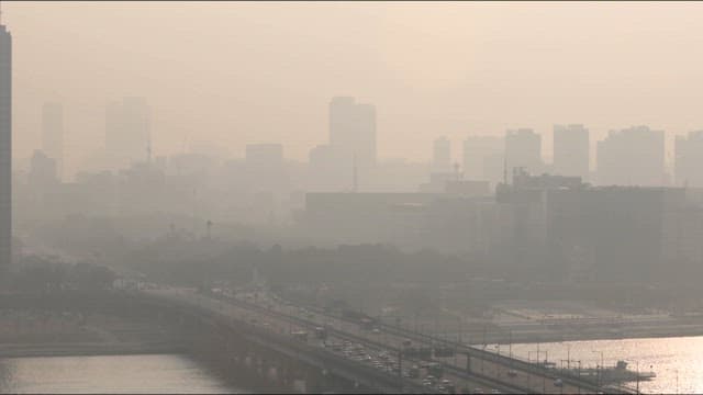 강과 다리가 있는 이른 아침의 흐릿한 도시 풍경