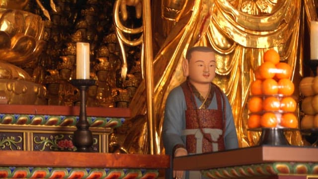 황금 불상과 공양물