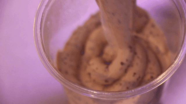 컵 안에 얼그레이 크림을 올리는 장면