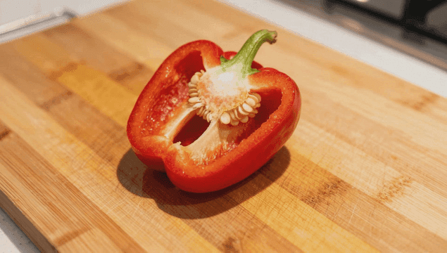 도마 위에 반으로 자른 빨간 피망