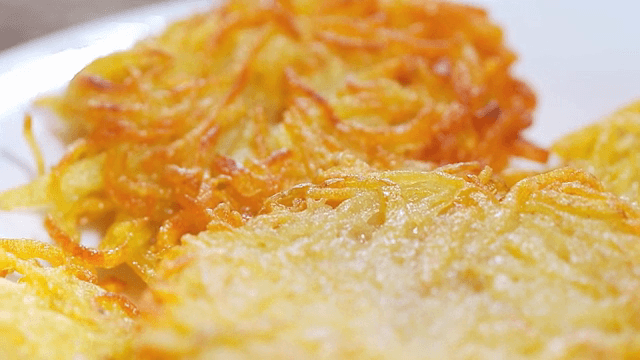 접시에 담긴 노릇노릇한 감자전