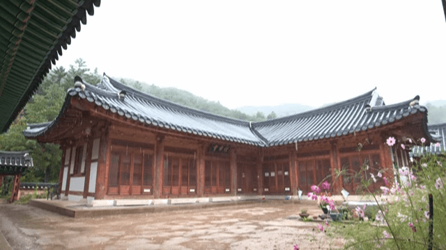 비 내리는 정원의 전통 한옥