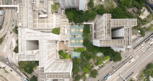 고층 건물로 둘러싸인 농구 코트