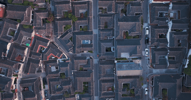 규칙적으로 배열된 한옥 지붕과 골목길