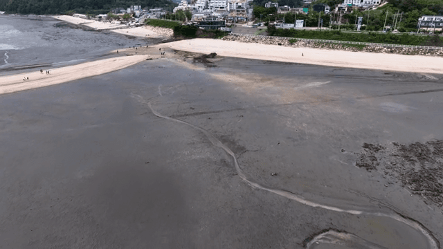 모래사장과 갯벌이 있는 해안 마을