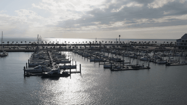 요트와 경치 좋은 바다가 보이는 마리나