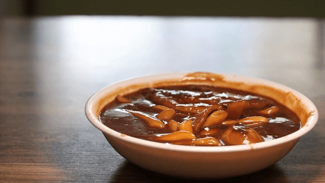 흰 그릇에 담긴 짜장떡볶이