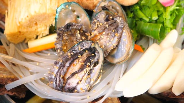 요리를 위해 준비된 싱싱한 전복