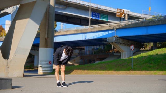 고속도로 다리 아래에서 운동하는 남자