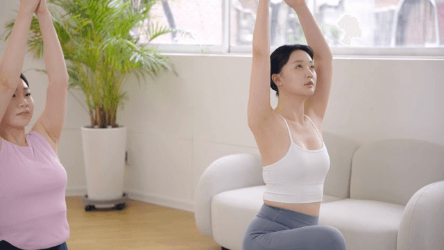 실내에서 요가를 하는 두 여성