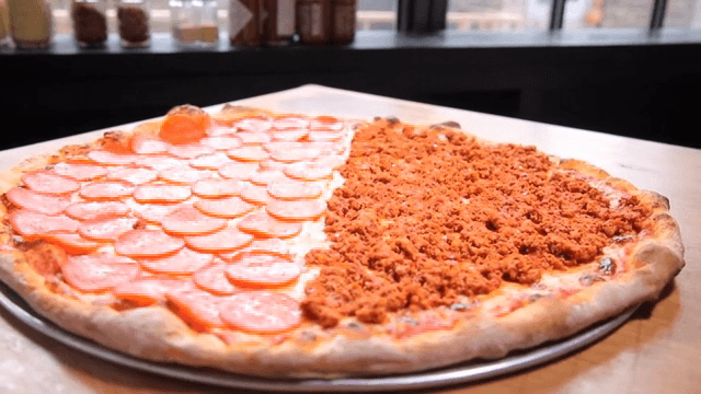 페퍼로니와 초리소가 있는 큰 피자