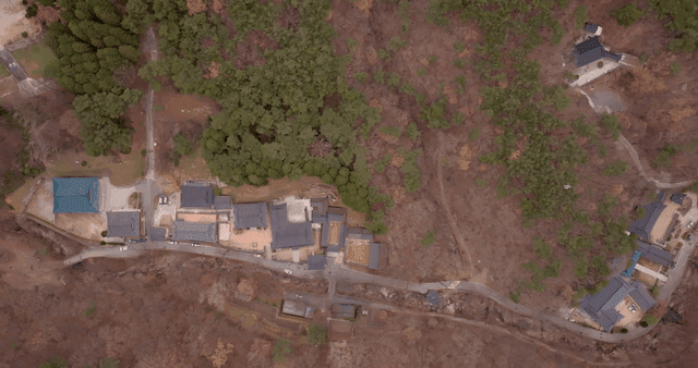 자연에 둘러싸인 전통 한국 사찰