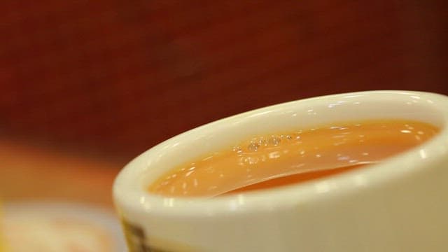 따끈한 음료와 곁들이는 버터 스콘