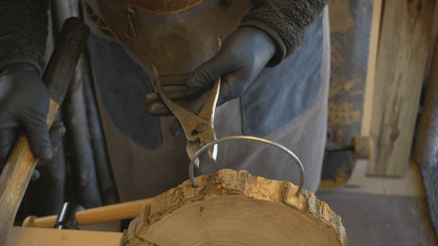 도구로 나무 손잡이 제작