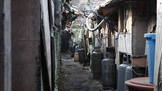 도심 속 밀집된 주택가의 낡은 골목길