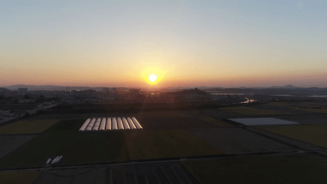 드넓은 들판 위의 일몰