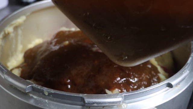 요리에 파인애플과 소스를 추가하는 장면