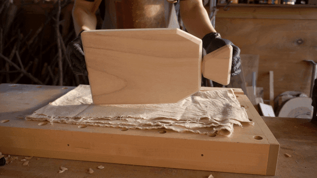 작업실에서 제작한 나무 도마를 살펴보는 목공예 장인