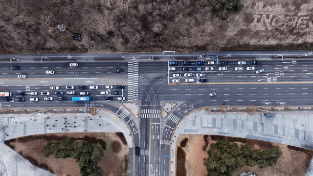 차와 버스가 있는 번화한 교차로