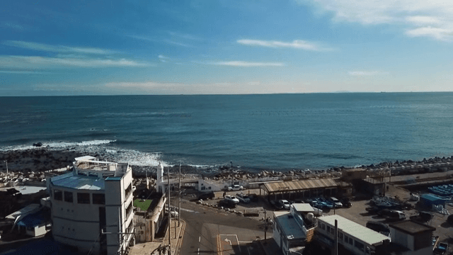 바다 전망과 교통이 있는 해안 마을