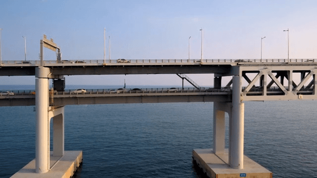 바다 위 다리에서 달리는 자동차들