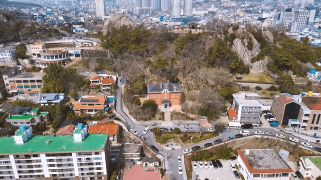 산으로 둘러싸인 도시의 항공 뷰