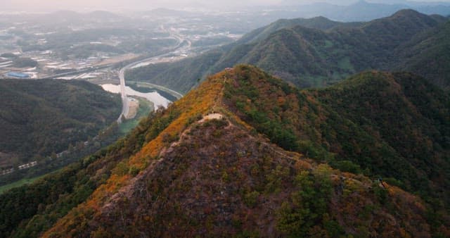 등산하기 좋은 가을날의 산등성이