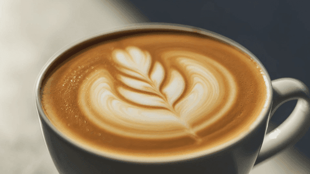 아름다운 라떼 아트가 있는 라떼 한 잔