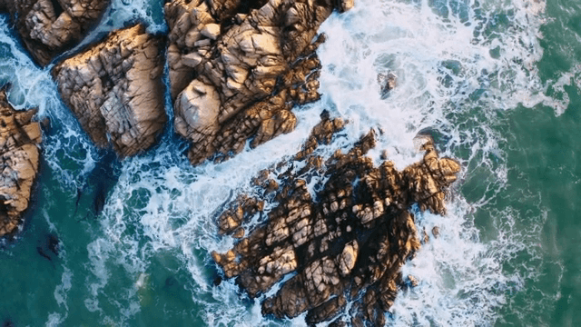 파도가 바위 해안에 부딪히는 모습