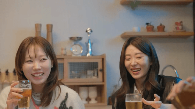 함께 맥주를 마시며 대화를 나누는 친구들