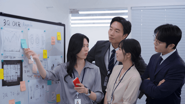화이트보드에서 전략을 논의하는 팀