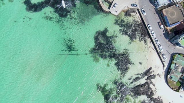 에메랄드빛 바다와 해안 마을