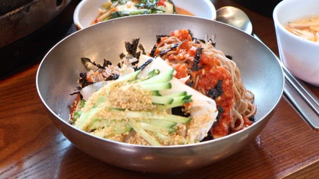 메밀국수와 함께 먹는 닭갈비