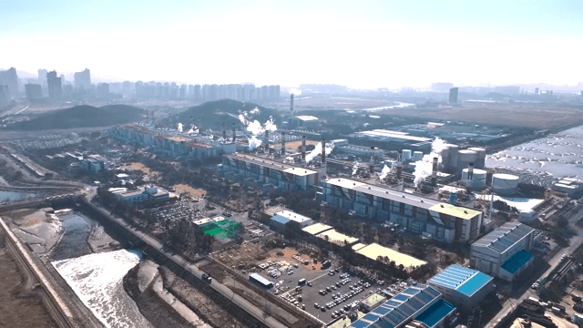 도시 스카이라인이 보이는 산업 단지