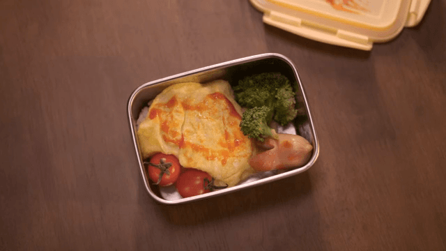 오믈렛과 채소가 담긴 도시락