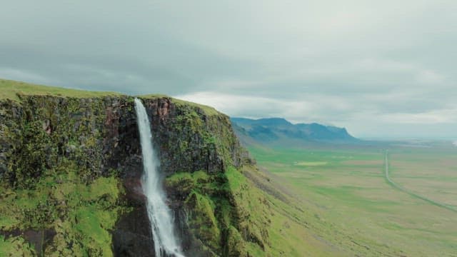 푸른 절벽 위의 장엄한 폭포