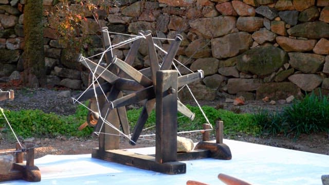 옛날에 옷감을 만들 때 사용되었던 전통 물레