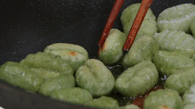 달궈진 프라이팬 위에서 조리하는 뇨끼 반죽