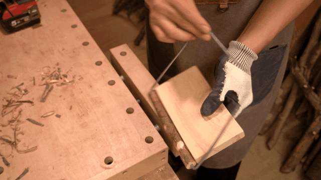 금속 손잡이가 연결된 나무 조각품