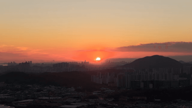 산과 도시 스카이라인 위의 일몰