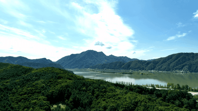 Scenery of mountains and lakes